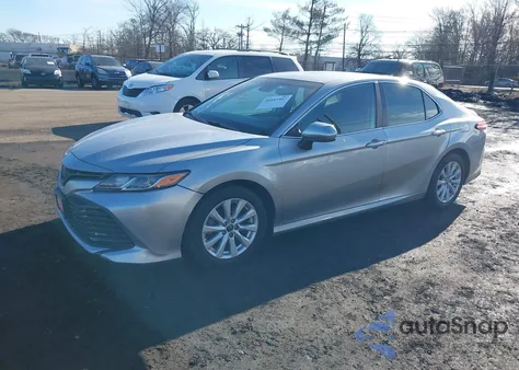 2020 Toyota Camry Le z USA, uszkodzony, nr VIN 4T1C11AK4LU894397